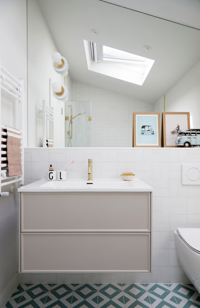 Свежая идея для дизайна: главная ванная комната среднего размера в современном стиле с белой столешницей - отличное фото интерьера