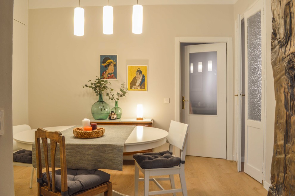 Ejemplo de comedor tradicional renovado de tamaño medio abierto con paredes beige y suelo de madera clara
