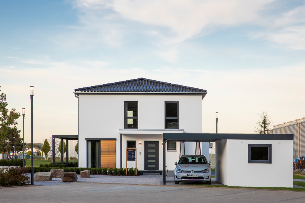Zweistöckiges Modernes Einfamilienhaus mit Steinfassade, weißer Fassadenfarbe, Walmdach, Ziegeldach und grauem Dach in Sonstige