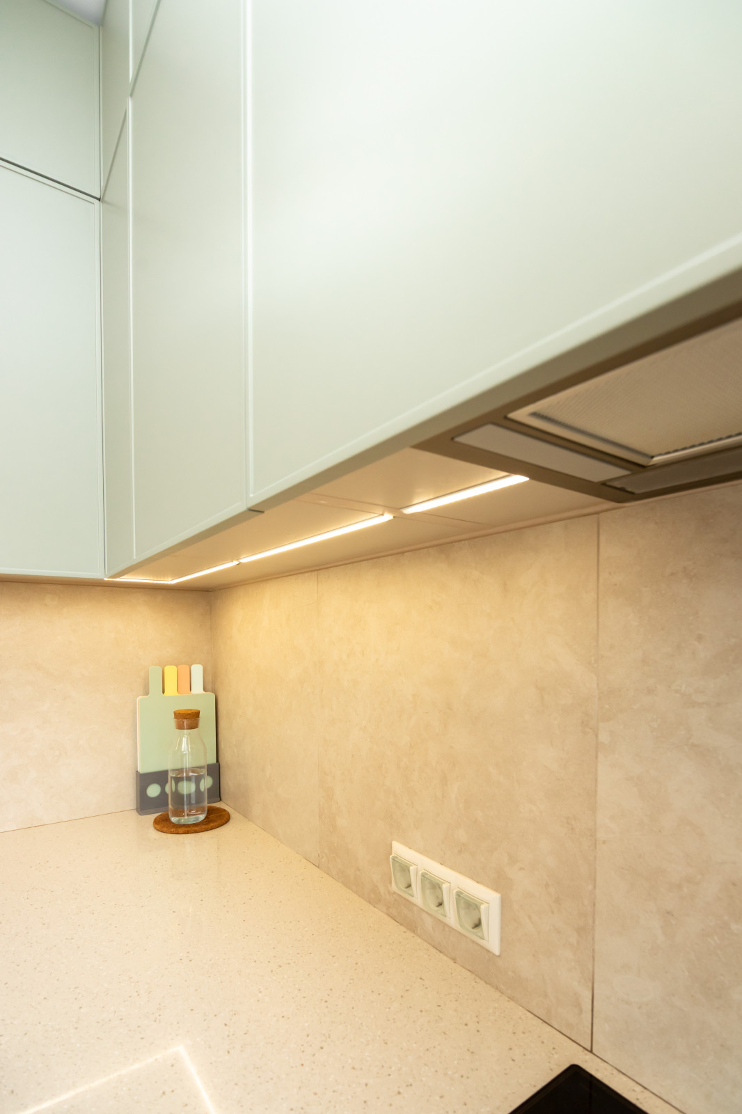 Неоклассическая кухня в трендовых цветах этого года