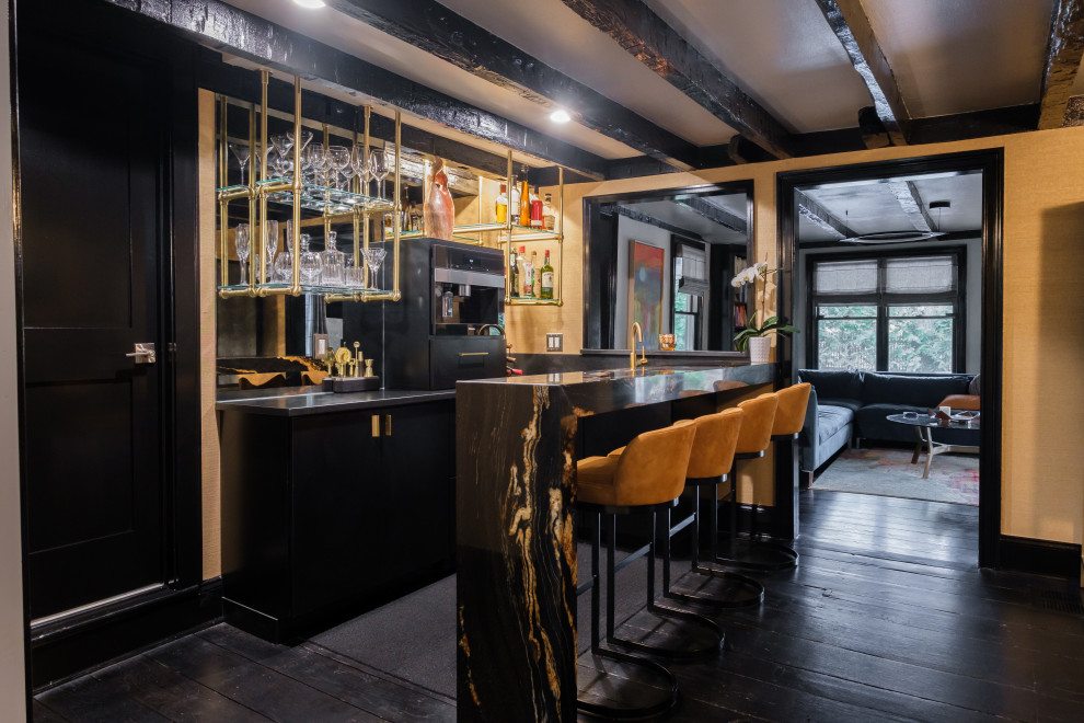 Immagine di un angolo bar con lavandino contemporaneo di medie dimensioni con lavello sottopiano, ante lisce, ante nere, top in granito, paraspruzzi a specchio, parquet scuro, pavimento nero e top nero