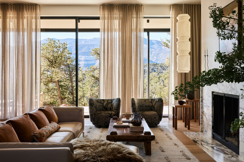 Свежая идея для дизайна: гостиная комната в современном стиле с тюлем на окнах - отличное фото интерьера