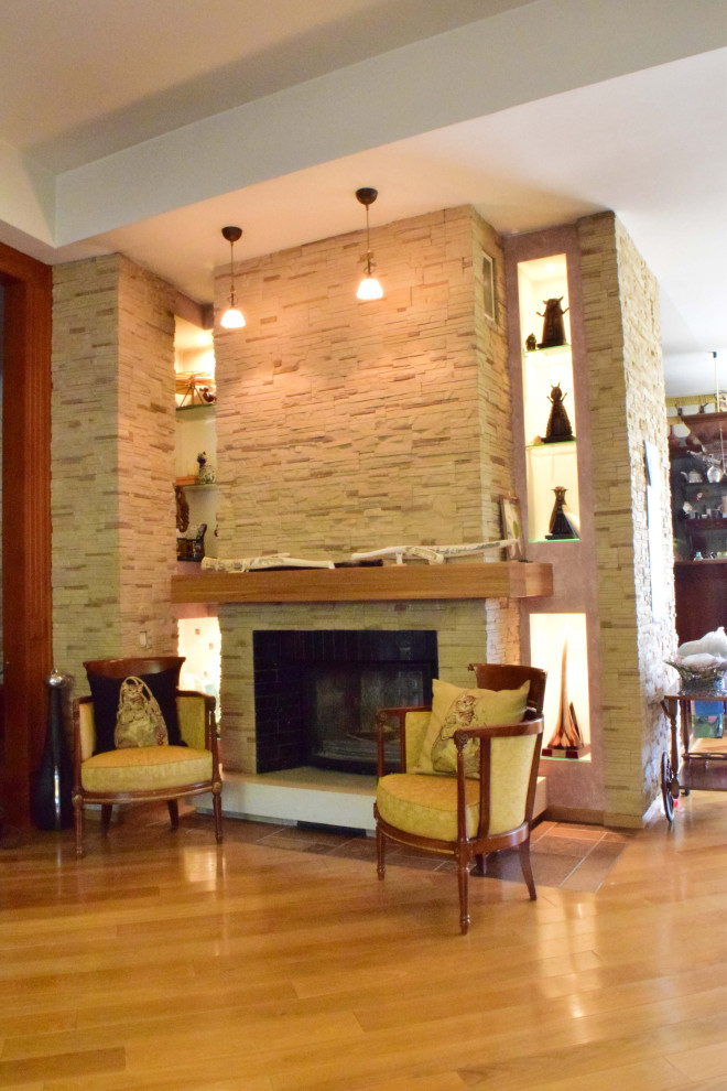 Inspiration pour un grand salon blanc et bois traditionnel ouvert avec une salle de réception, un mur beige, un sol en bois brun, une cheminée standard, un manteau de cheminée en pierre de parement, un téléviseur indépendant, un sol beige et un plafond décaissé.