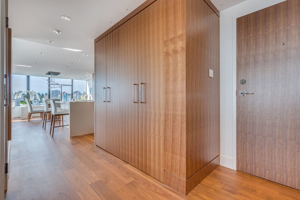 Transitional entryway photo in Vancouver