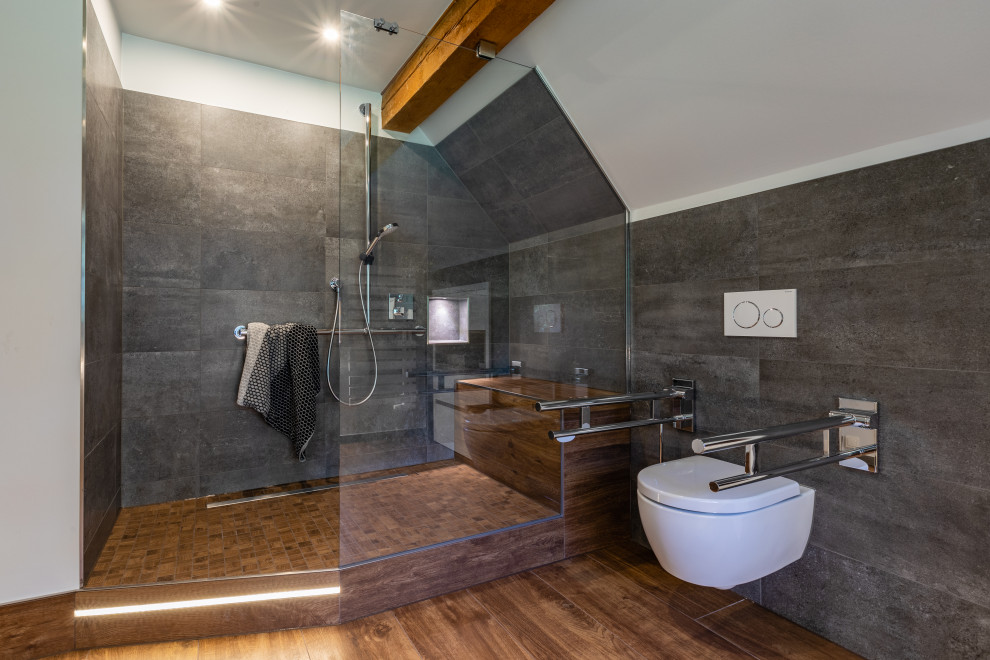 Example of a mid-sized trendy bathroom design in Bremen