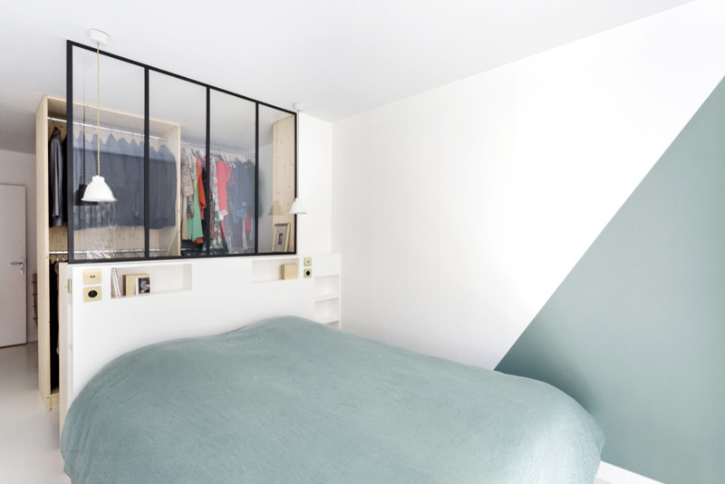 Mittelgroßes Nordisches Hauptschlafzimmer ohne Kamin mit grüner Wandfarbe, gebeiztem Holzboden und weißem Boden in Marseille