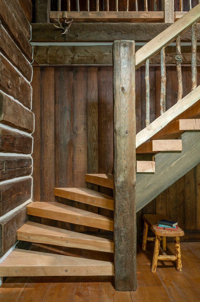 Diseño de escalera curva rústica extra grande sin contrahuella con escalones de madera, barandilla de madera y madera