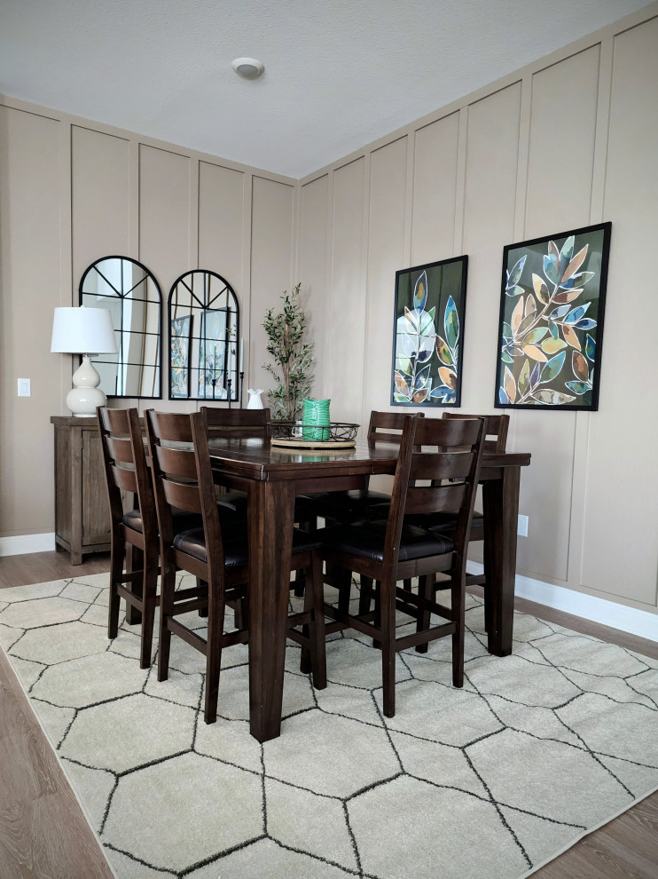 Foto di una grande sala da pranzo aperta verso il soggiorno country con pavimento in legno massello medio e pavimento marrone
