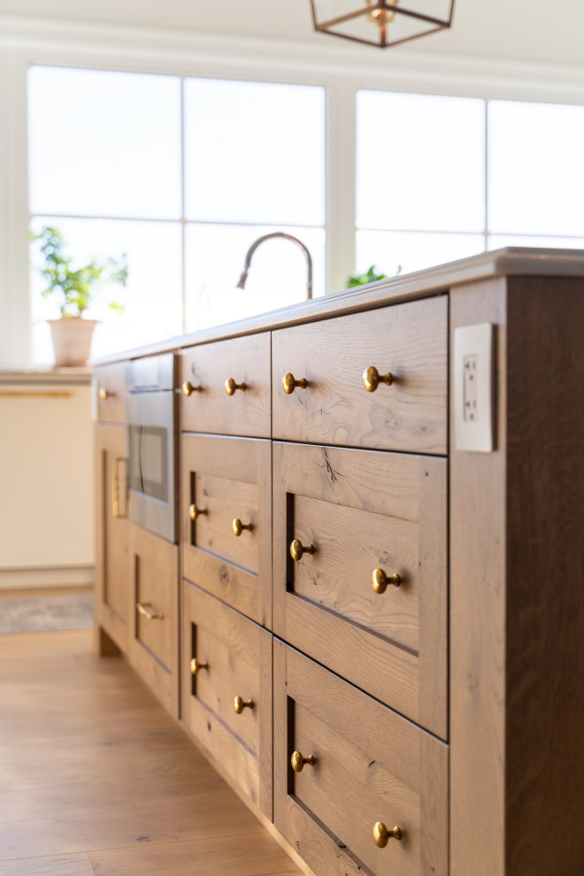 Transitional kitchen photo in Vancouver