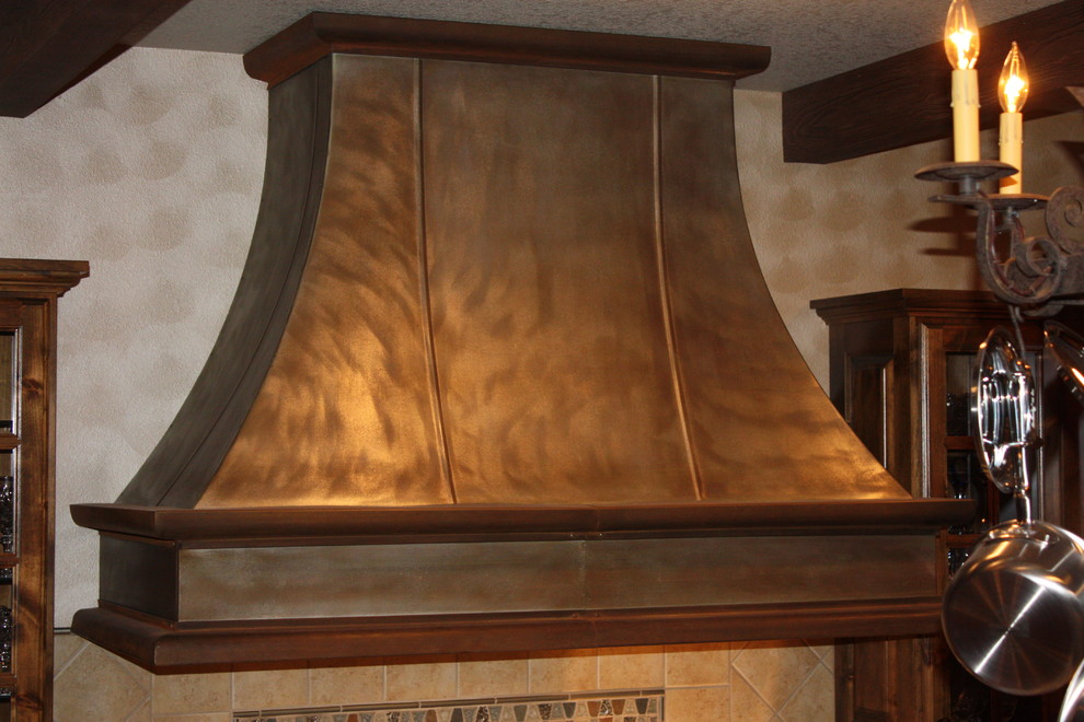 Kitchen - traditional kitchen idea in Denver