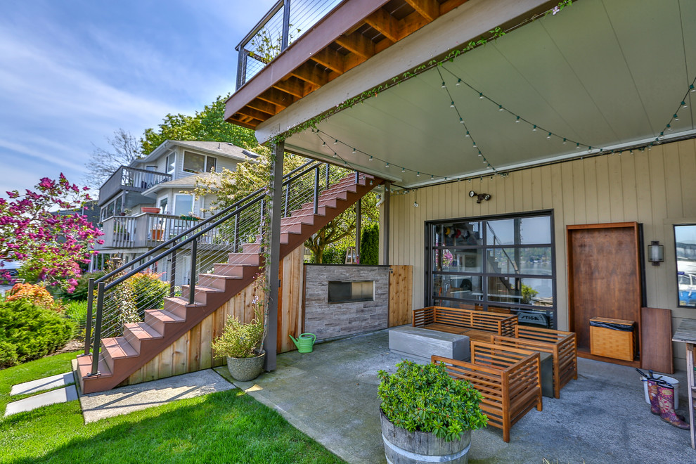 Mid-sized modern backyard deck in Seattle.