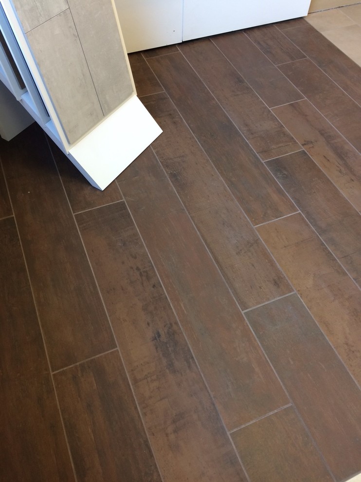 Mountain style porcelain tile entryway photo