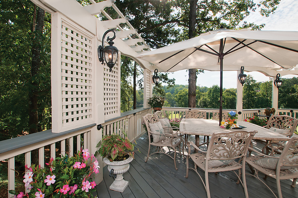 Design ideas for a traditional backyard verandah in Atlanta.