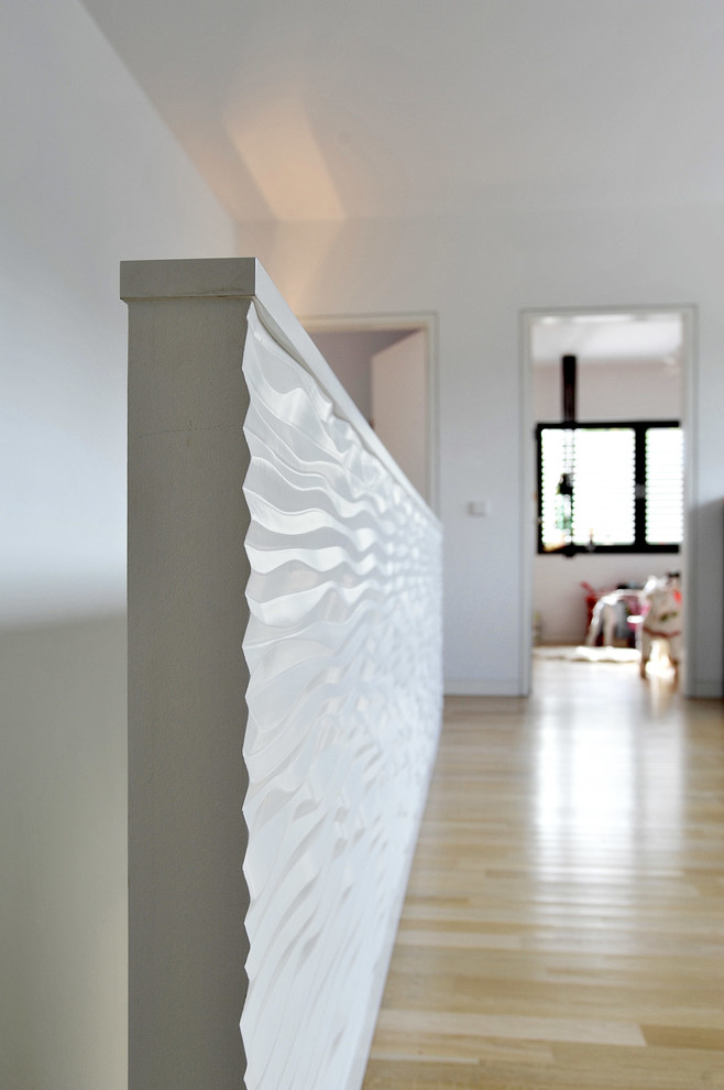 Große Klassische Betontreppe in L-Form mit Beton-Setzstufen und Mix-Geländer in Berlin