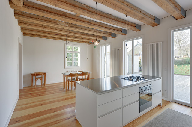 Sanierung eines alten Fachwerk-Katen an der Ostee mit Anbau - Modern