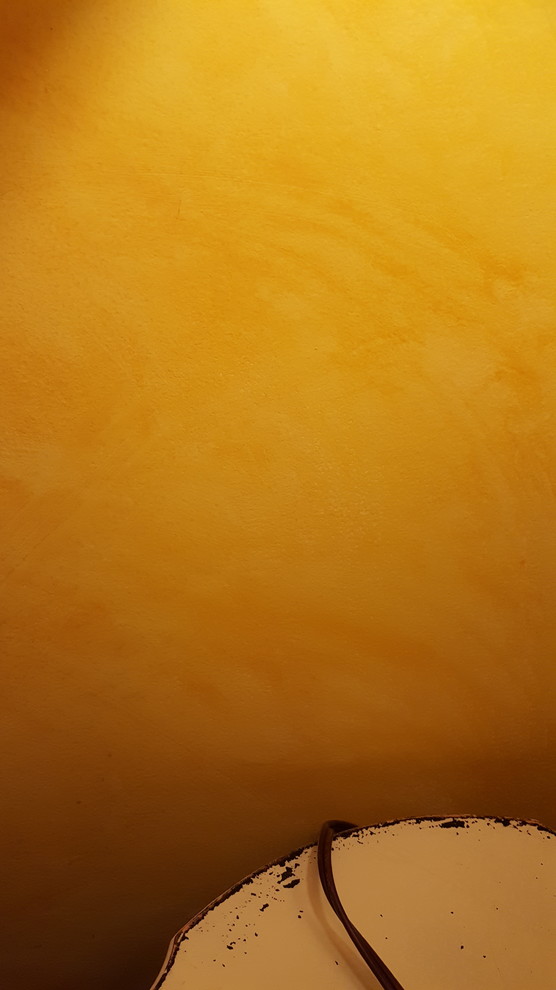 What color carpet goes with gold walls?