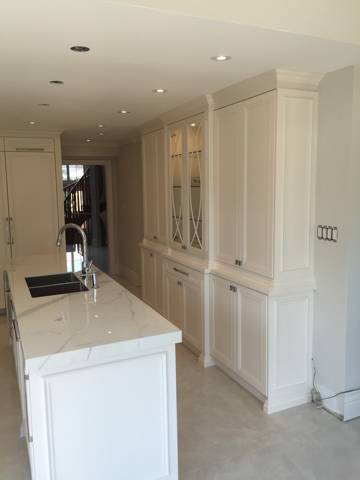 Example of a transitional kitchen design in Toronto