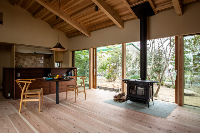 緑豊かな夫婦の家 landhausstil-wohnbereich