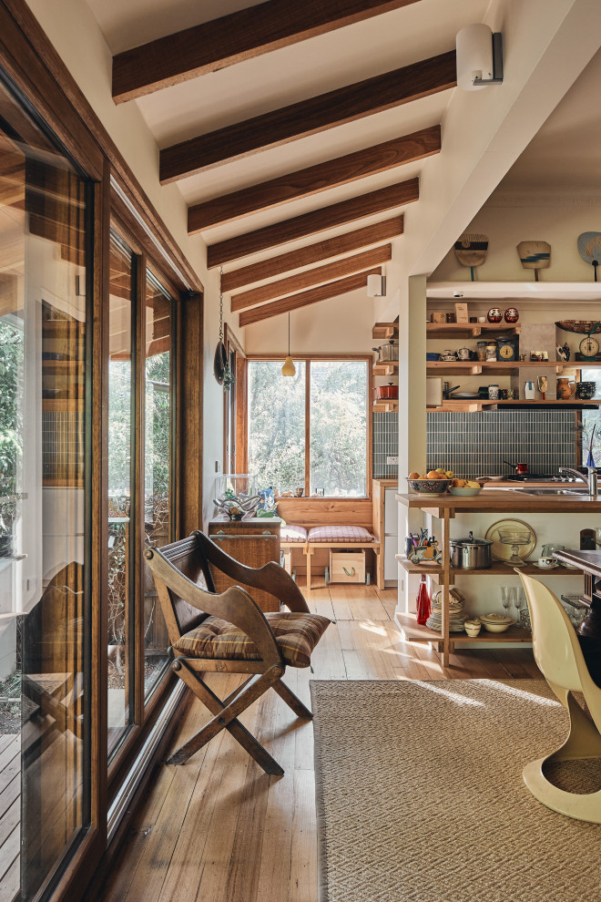 Идея дизайна: прямая кухня-гостиная в восточном стиле с открытыми фасадами, деревянной столешницей, паркетным полом среднего тона и балками на потолке