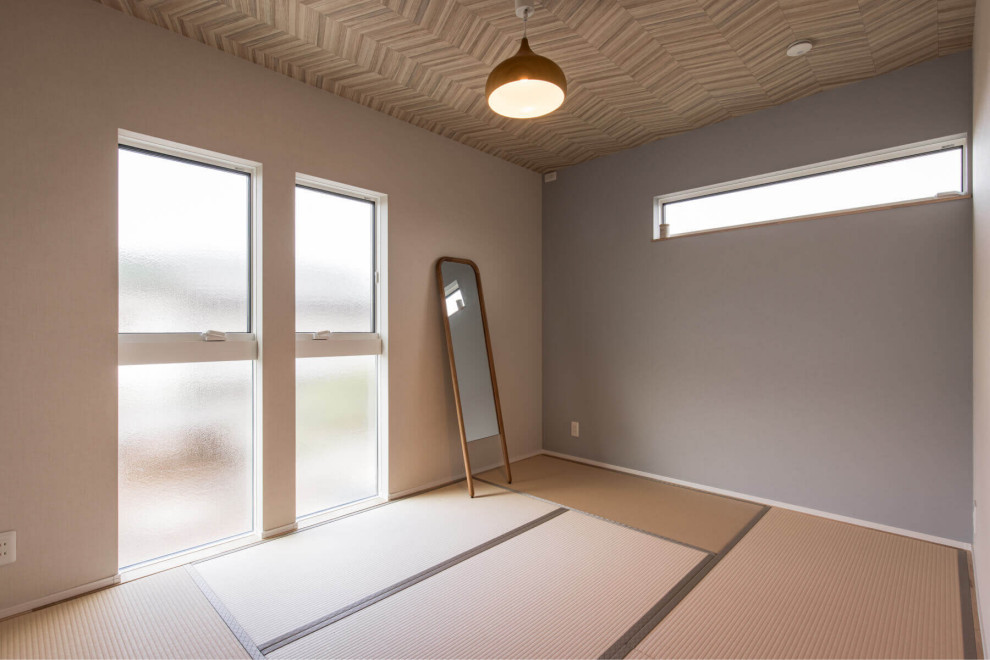 Mediterranes Hauptschlafzimmer mit Tatami-Boden, grauer Wandfarbe, beigem Boden, Tapetendecke und Tapetenwänden in Sonstige