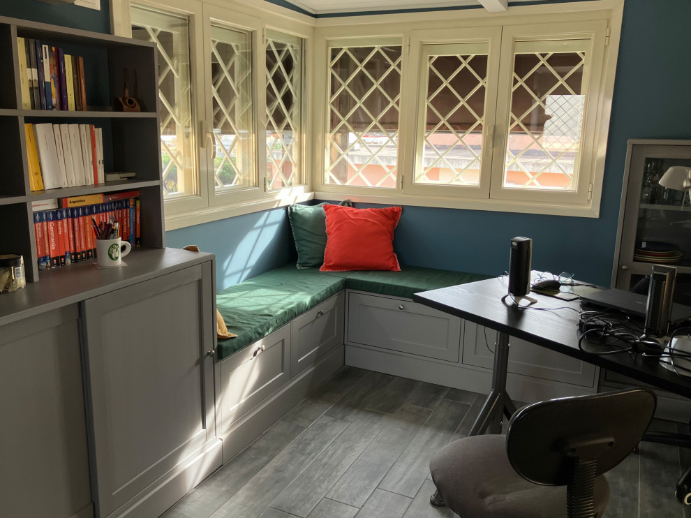 Kleines Stilmix Arbeitszimmer mit Studio, blauer Wandfarbe, Porzellan-Bodenfliesen, freistehendem Schreibtisch, grauem Boden und Holzdielendecke