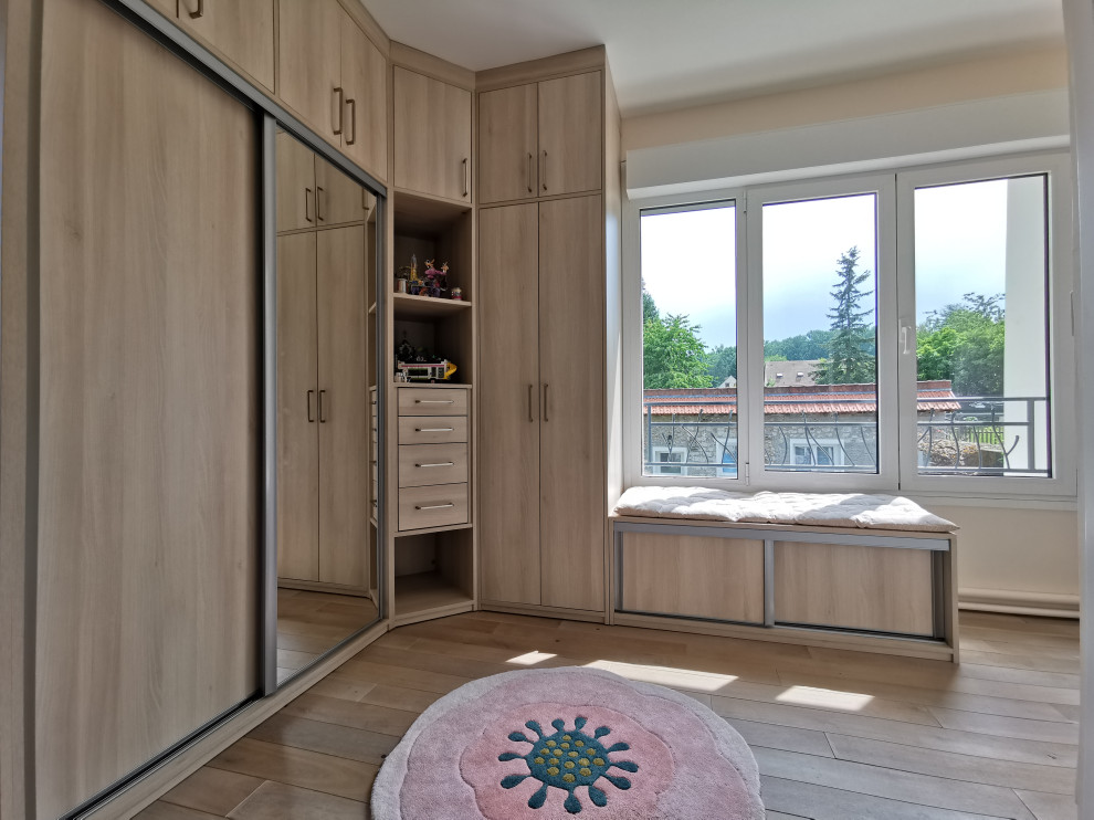 Стильный дизайн: маленькая гардеробная комната в скандинавском стиле с стеклянными фасадами, светлыми деревянными фасадами и полом из ламината для на участке и в саду, женщин - последний тренд