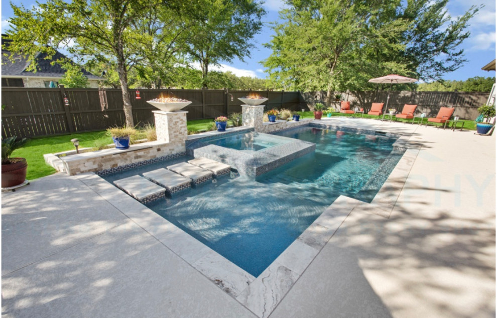 Diseño de piscinas y jacuzzis naturales mediterráneos de tamaño medio a medida en patio trasero con losas de hormigón