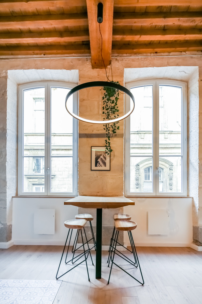 Aménagement d'une salle à manger contemporaine avec un mur beige, parquet clair, un sol beige, poutres apparentes et un plafond en bois.