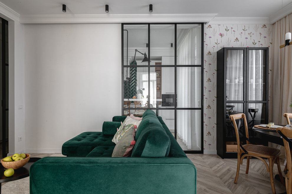 Пример оригинального дизайна: маленькая объединенная гостиная комната в скандинавском стиле с телевизором на стене для на участке и в саду