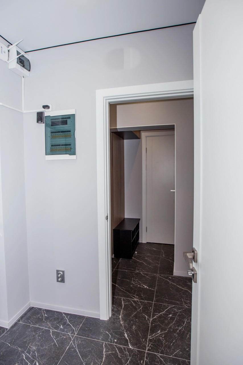 Тамбур в  квартире  в Сочи ул.Фабрициуса