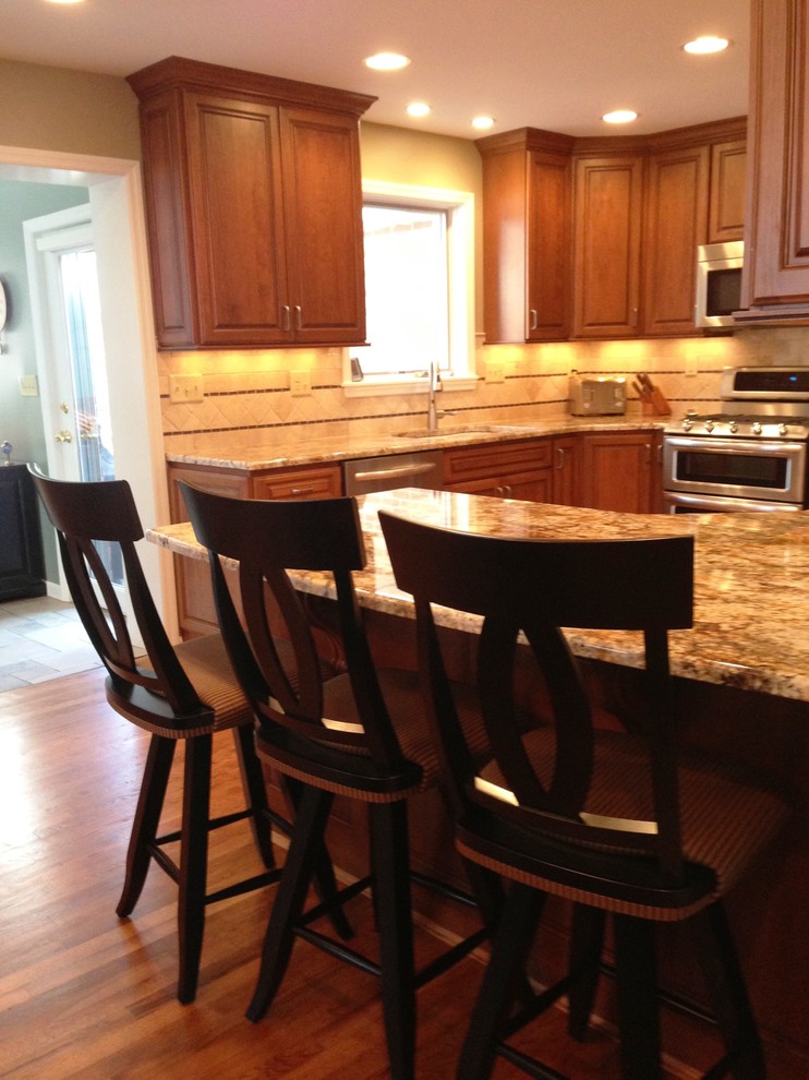 Transitional kitchen photo in Cincinnati