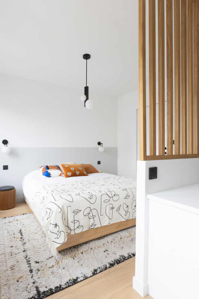 Свежая идея для дизайна: большая хозяйская спальня в современном стиле с светлым паркетным полом - отличное фото интерьера