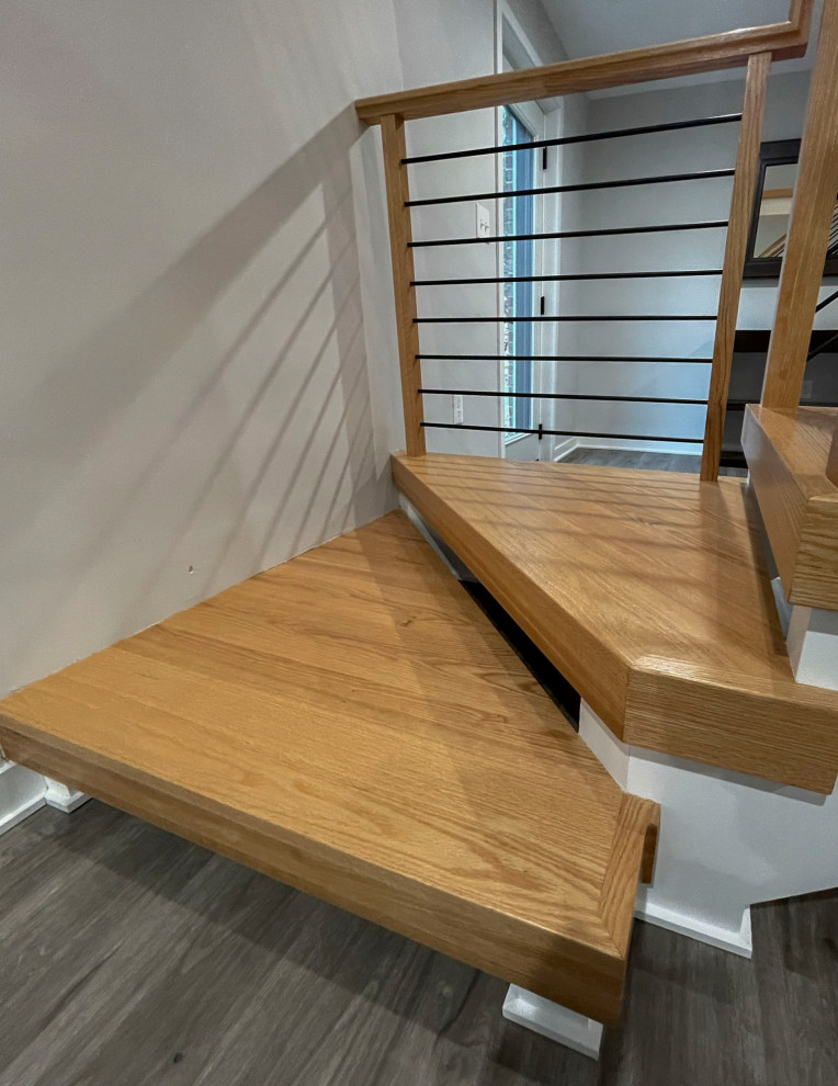 ワシントンD.C.にある高級な小さなおしゃれなかね折れ階段 (混合材の手すり) の写真