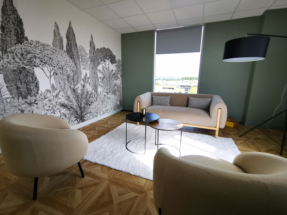Idée de décoration pour un grand salon design avec un sol en vinyl et du papier peint.