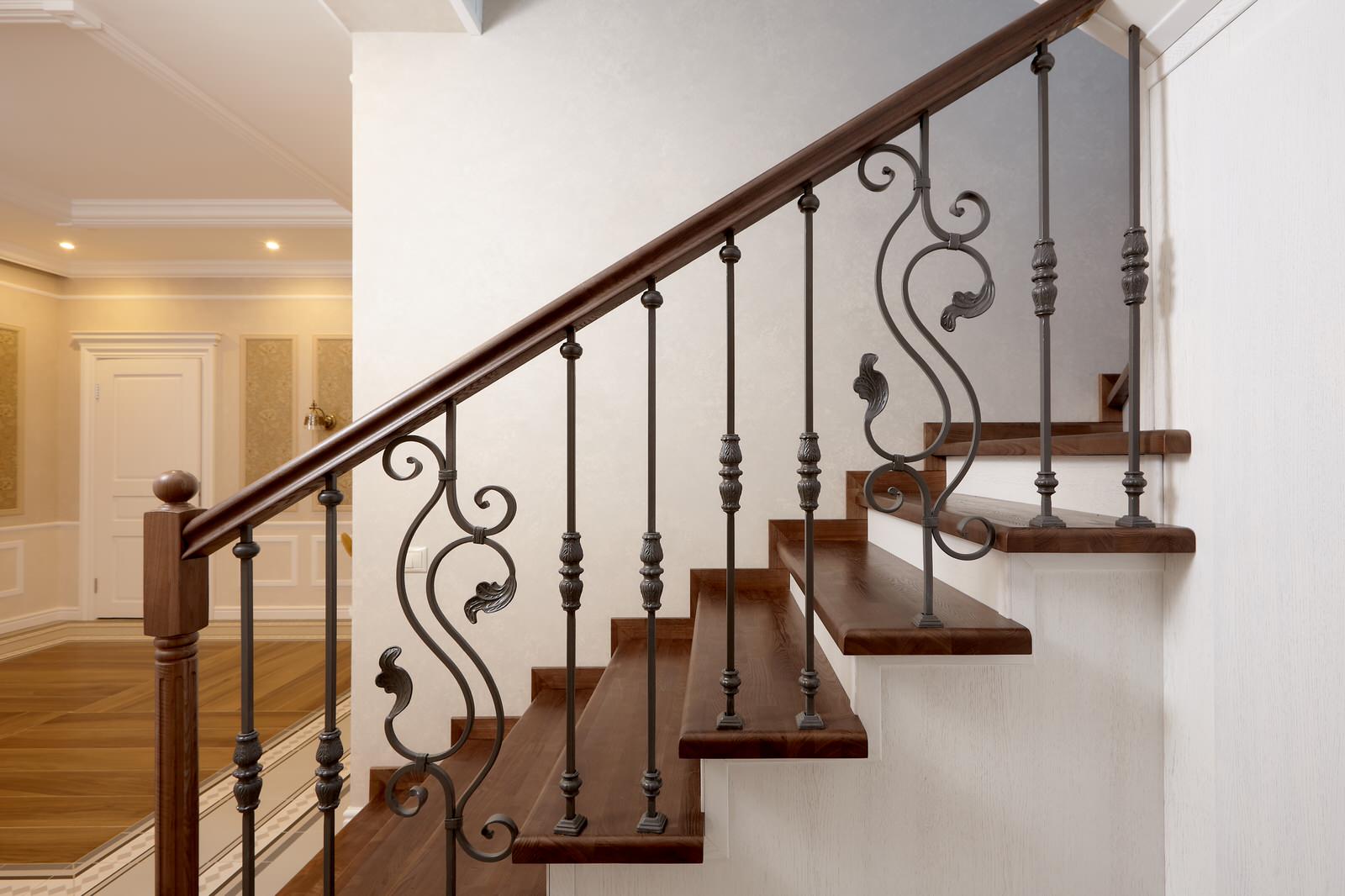 Лестница с гардеробной