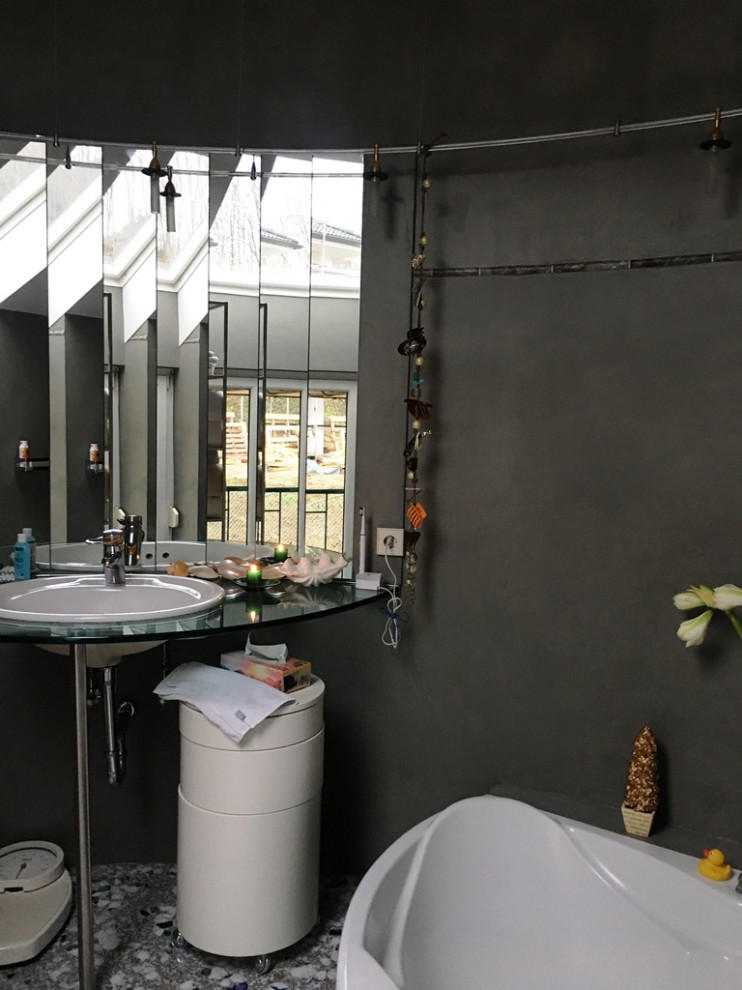 Immagine di una stanza da bagno contemporanea con pareti grigie e carta da parati