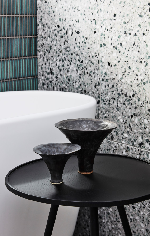 Exempel på ett modernt svart svart badrum med dusch, med luckor med lamellpanel, svarta skåp, ett fristående badkar, en öppen dusch, grön kakel, stickkakel, vita väggar, klinkergolv i keramik, ett piedestal handfat, bänkskiva i akrylsten, flerfärgat golv och med dusch som är öppen