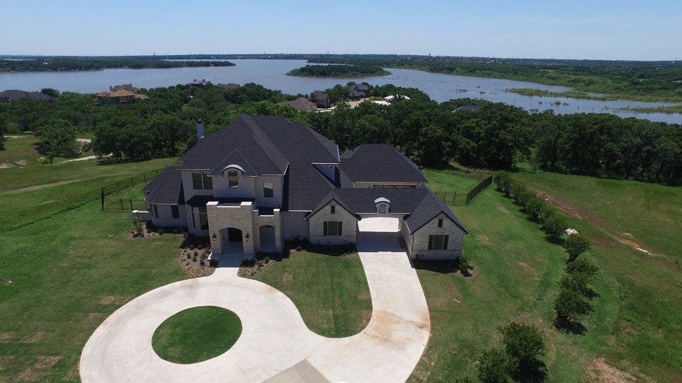 Home design - transitional home design idea in Dallas