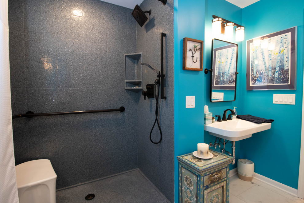 На фото: главная ванная комната среднего размера в стиле фьюжн с фасадами в стиле шейкер, синими фасадами, душем в нише, раздельным унитазом, синими стенами, полом из винила, монолитной раковиной, столешницей из искусственного камня, белым полом, шторкой для ванной, серой столешницей, тумбой под одну раковину и встроенной тумбой