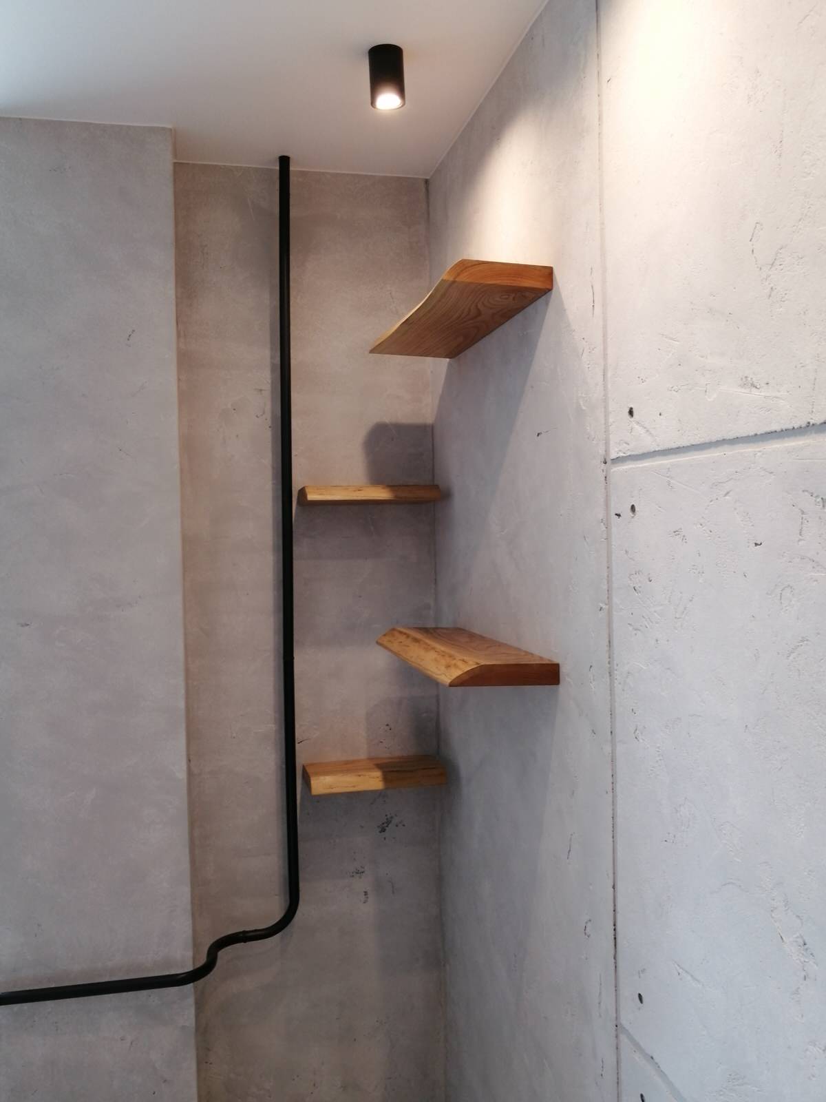 Полки из слэбов дуба на системе скрытого монтажа