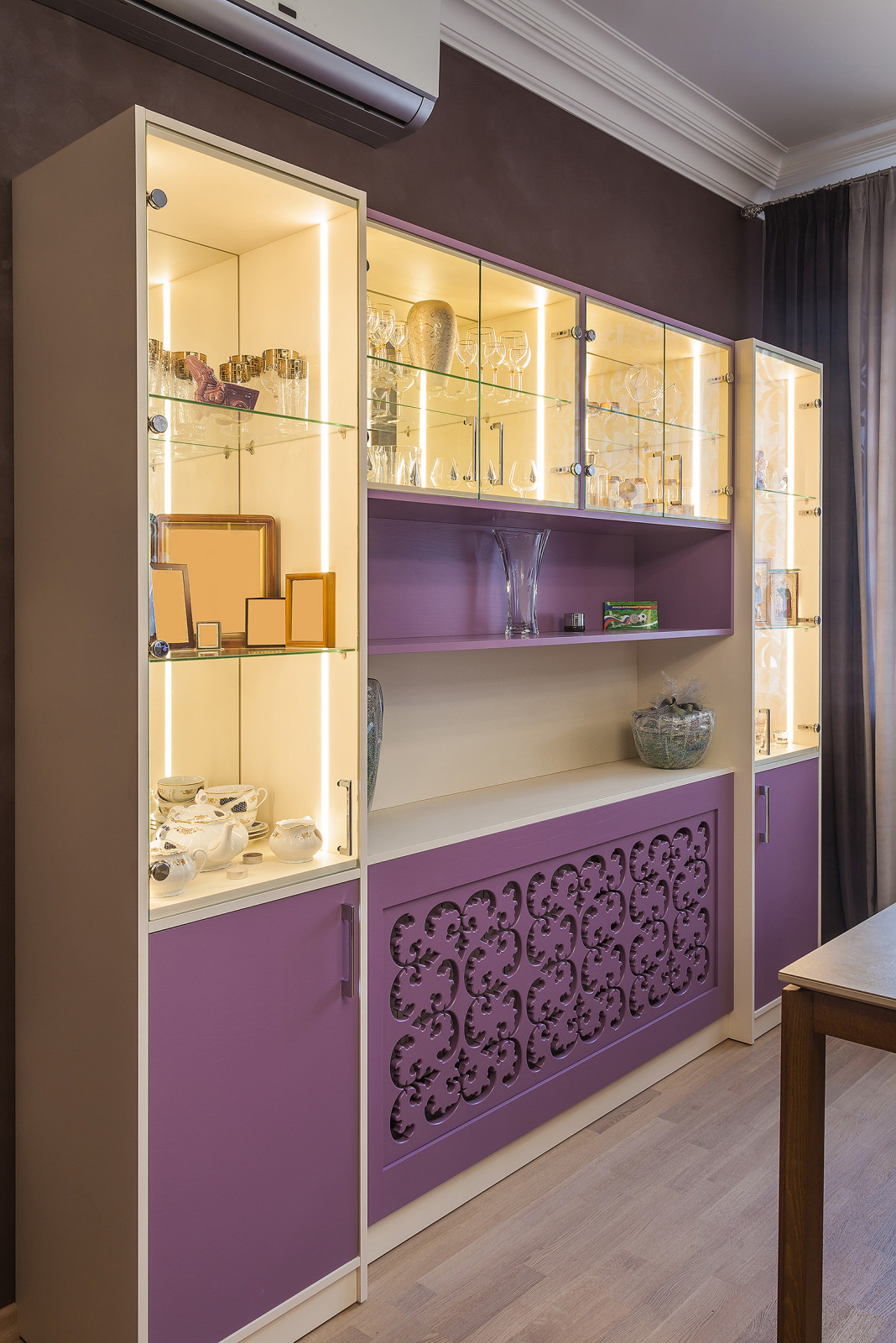 Столовая-гостиная в сиреневым акцентом