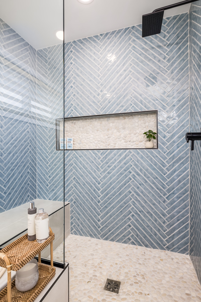 На фото: большая главная ванная комната со стиральной машиной в морском стиле с плоскими фасадами, светлыми деревянными фасадами, накладной ванной, душем в нише, унитазом-моноблоком, синей плиткой, керамической плиткой, бежевыми стенами, полом из керамогранита, врезной раковиной, мраморной столешницей, бежевым полом, душем с распашными дверями, белой столешницей, тумбой под две раковины, напольной тумбой и обоями на стенах