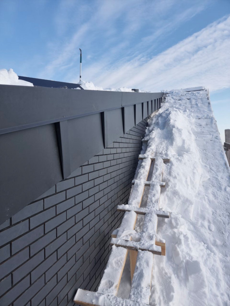 Подшивка свесов. Комбинация из планкена (лиственница) и фальца (сталь SSAB)