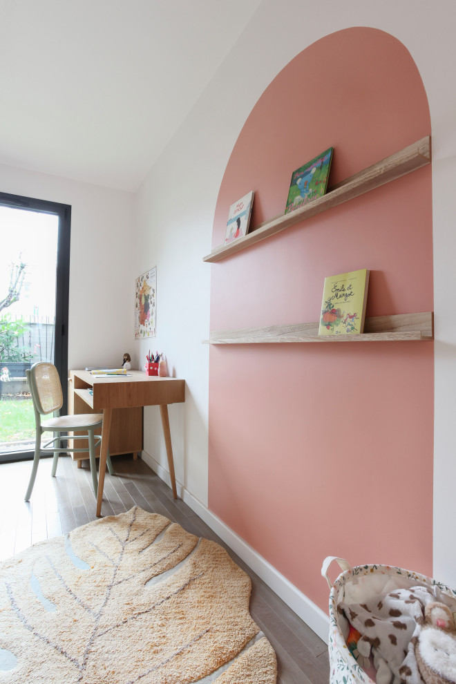 Cette image montre une petite chambre d'enfant de 4 à 10 ans nordique avec un mur rose.