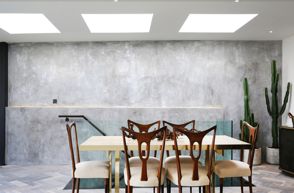 Immagine di una grande sala da pranzo aperta verso il soggiorno contemporanea con pavimento in legno massello medio e pavimento multicolore
