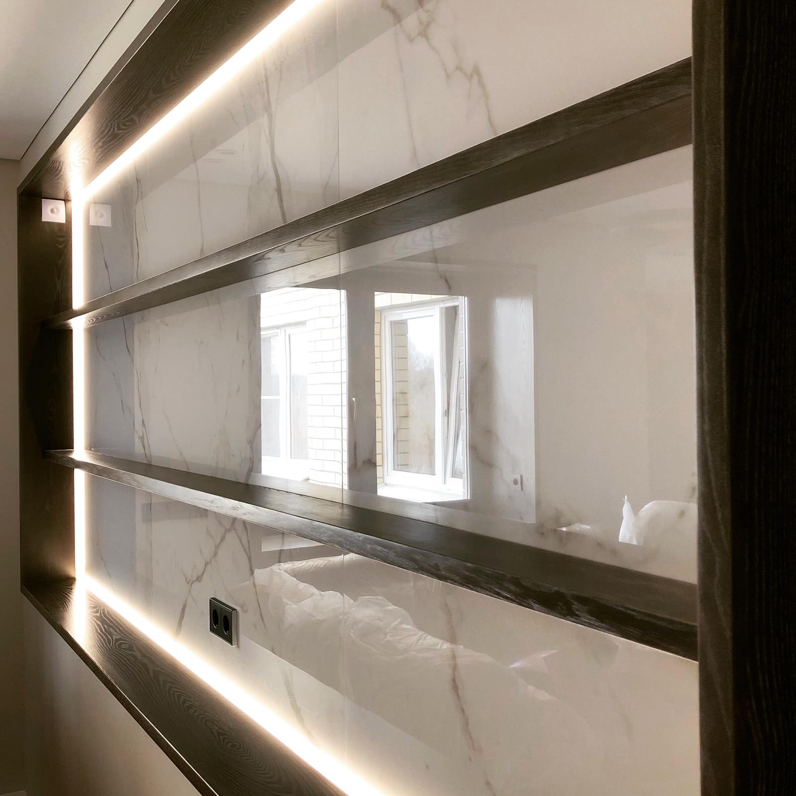 Встроенный стеллаж из массива и шпона