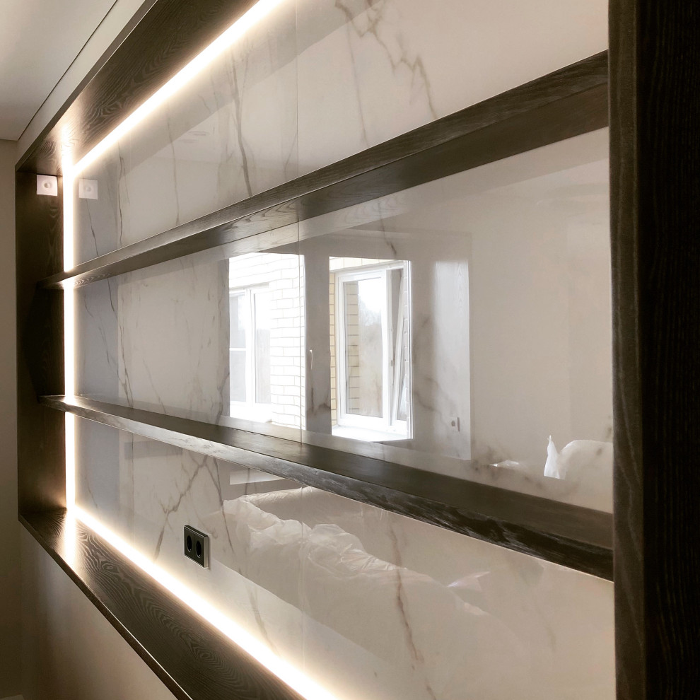 Встроенный стеллаж из массива и шпона