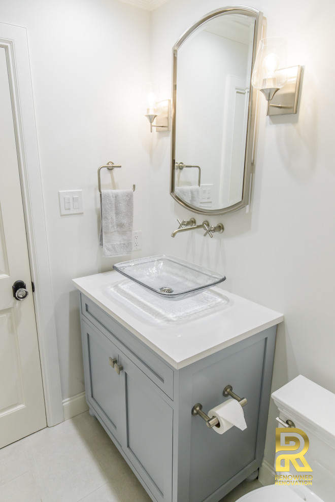 Exemple d'une petite salle de bain chic avec un placard à porte shaker, des portes de placard grises, WC à poser, un carrelage blanc, des carreaux de porcelaine, un mur blanc, un sol en carrelage de céramique, une vasque, un plan de toilette en quartz modifié, un sol blanc, une cabine de douche à porte battante, un plan de toilette blanc, un banc de douche et meuble-lavabo encastré.