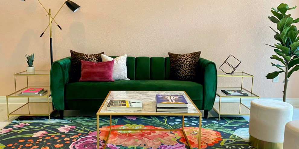 Idee per un grande soggiorno contemporaneo con pareti rosa e pavimento con piastrelle in ceramica