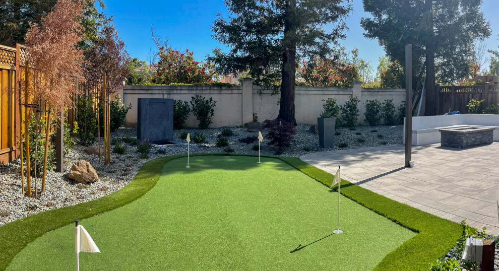 Outdoor Kitchen, Putting Green & Fire Pit